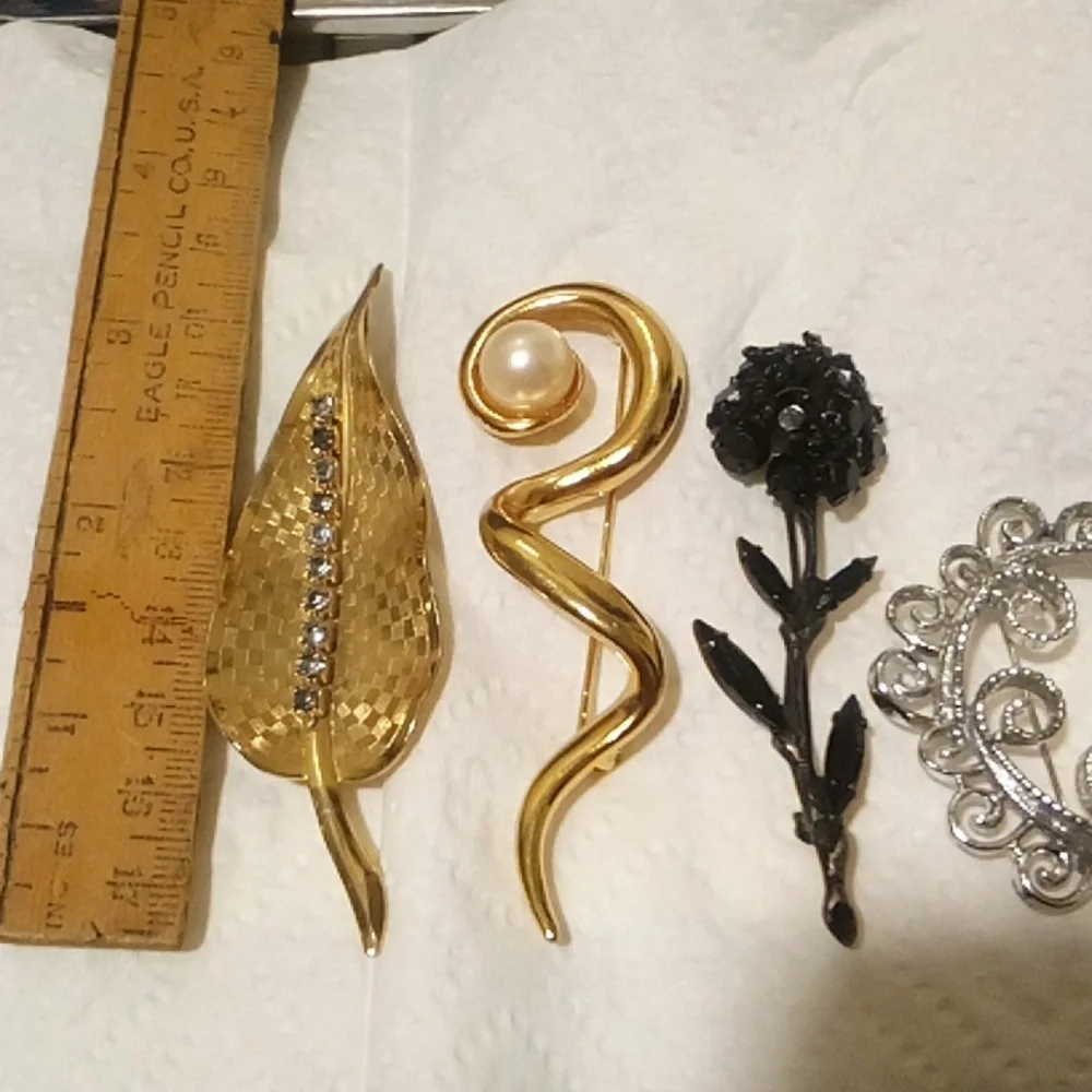 Lot Of 4 Vintage Brooches Pins Leaf Avon Black Flower